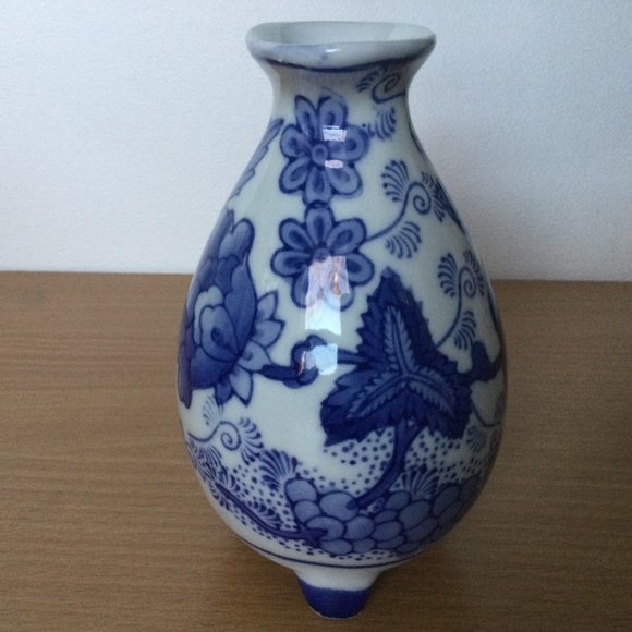 Chinese blue and white jar vase decoration footed handled floral made in China - Picture 2 of 5